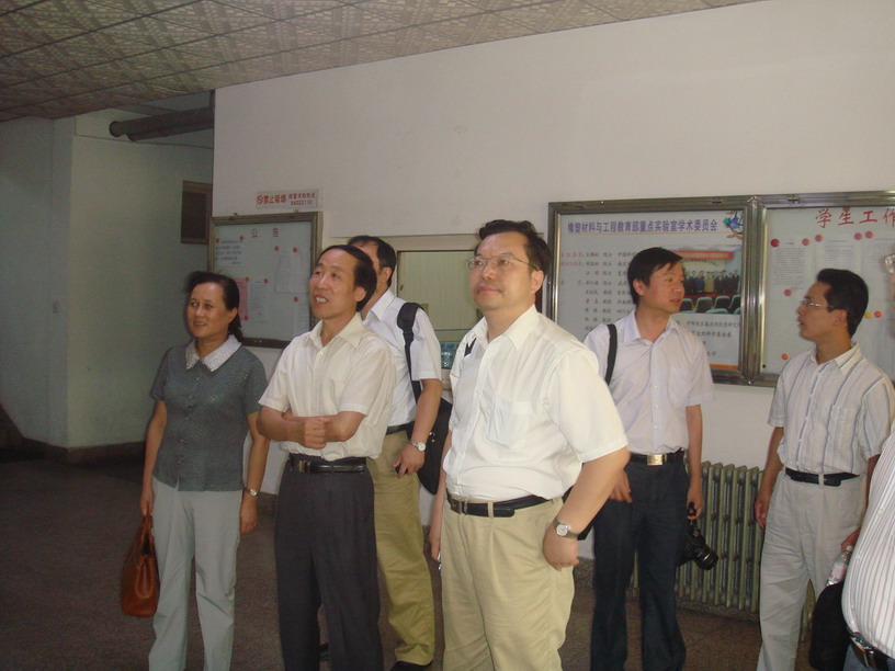 2009.8.23-24，中国石化燕山石化分公司副总及总工华炜带领技术部、研究院、橡胶厂等一行五人，来我校橡塑材料与工程教育部重点实验室参观交流，并寻求合作。